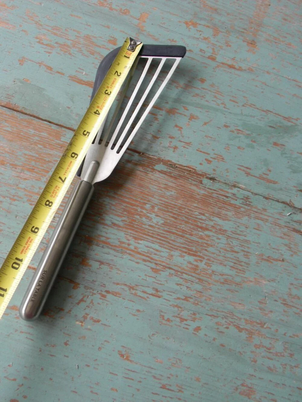 EUC SUR LA TABLE STAINLESS FISH SPATULA W/SILICONE EDGE